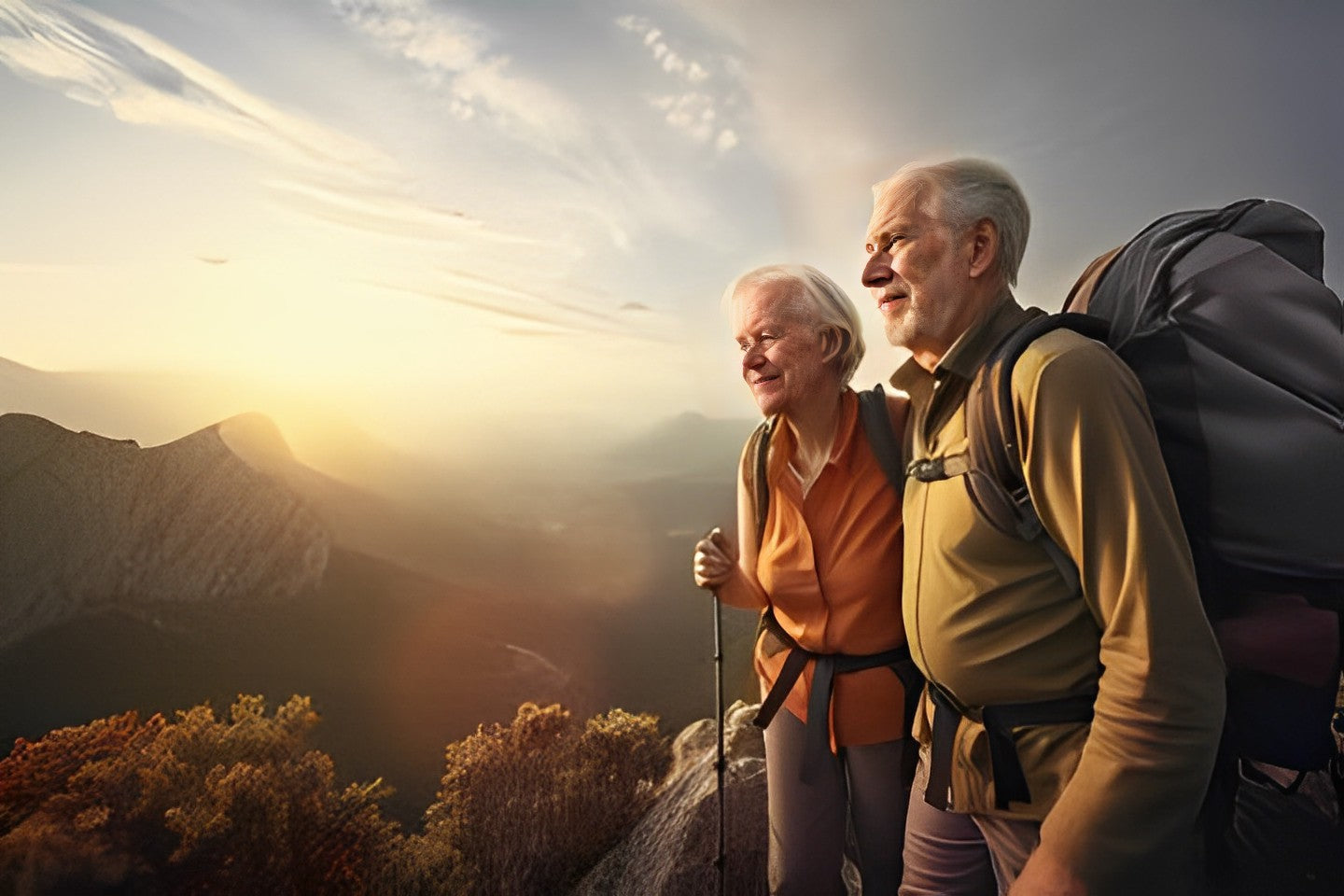 C'est un couple agé qui se trouvent au sommet d'une montagne en randonnée